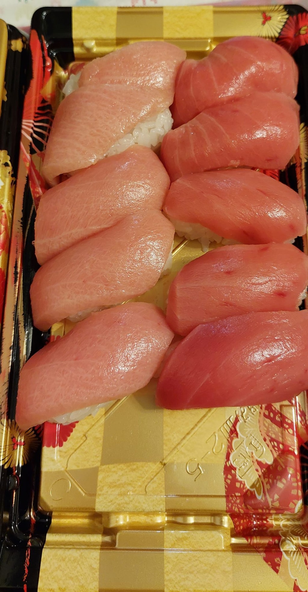 網上有不少食客分享在 Donki 買到的壽司，血斑同樣清晰可見。 （圖片來源：香港壽司刺身關注組）
